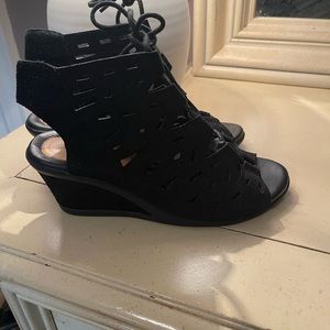 Earth size 7 Lace Up wedge extreme comfort